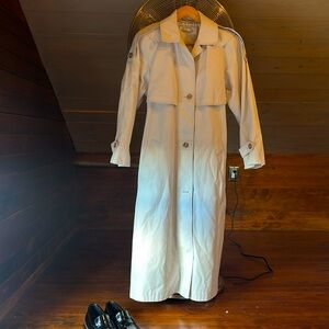 Classic trench. Women’s size 8. Excellent boxy shape. Sezanne -esque.
